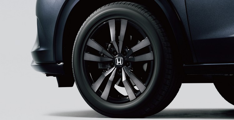 18吋鋁合金輪圈（柏林黑/深色切削加工）