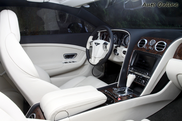 打開車門進入座艙內,眼前看到的都是純手工打造,全車80%以Soft-Touch手工全真皮包覆。