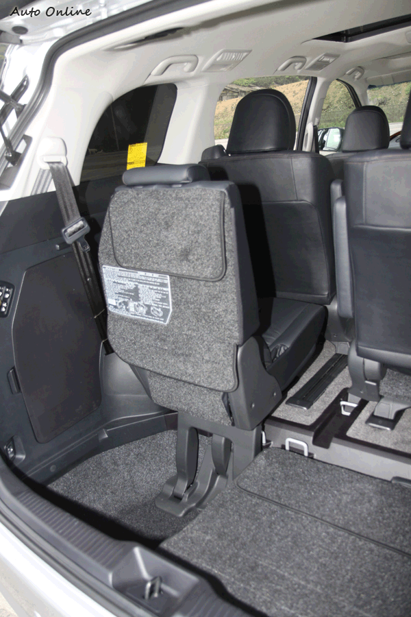 只要一指就能讓第三排座椅可以完全縮進地板下方,這樣的便利性實在讓人羨慕。