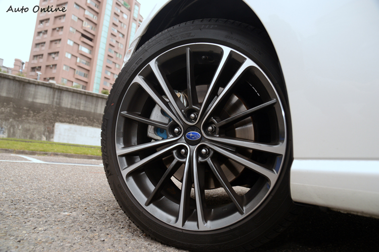 鋁圈的造型與86一模一樣,差別只有中間的廠徽不同。