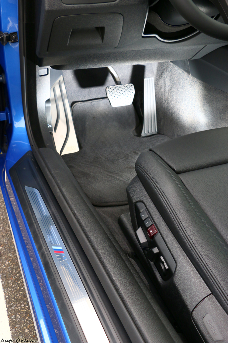 門檻上有M Power專屬飾板,以及休息踏板一樣有金屬M款飾板,可惜的是油門與煞車還是維持原廠。