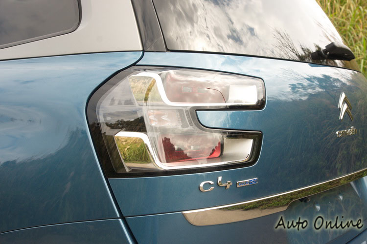 C字形LED尾燈的構成頗富立體感,走在路上很難錯認