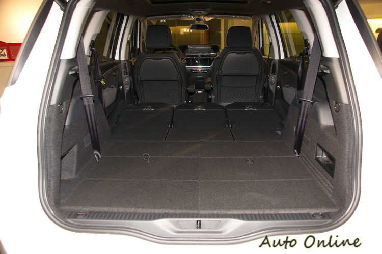 行李廂收納容量達645公升,放倒後座後更可創出平整的2181公升空間