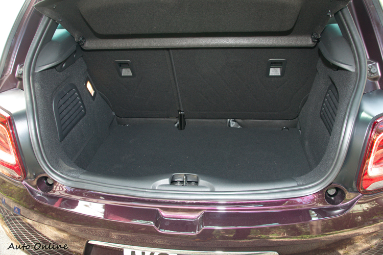 行李廂容量285公升,不過這尾廂門檻有點高。