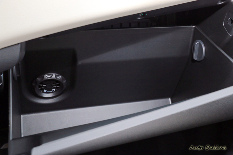 手套箱內設有保冷出風口,不過並沒有減噪植絨處理。