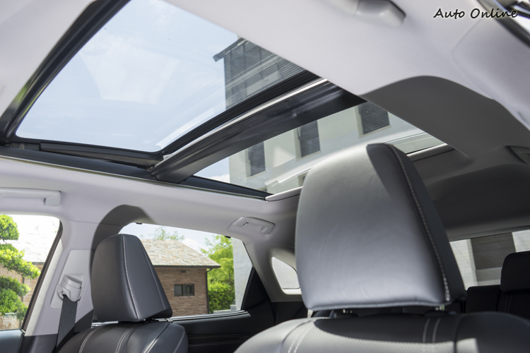 大面積全景天窗。