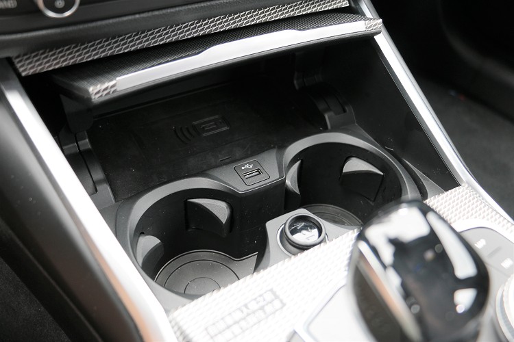 中央鞍座前方是車內唯一的USB插孔。