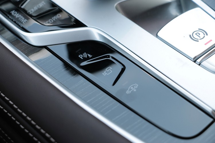 標準配備氣壓懸吊,駕駛能自行調整車高。