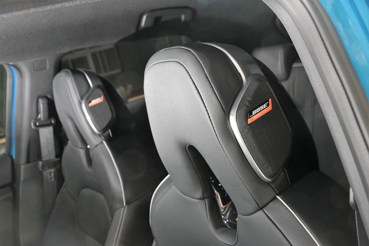 高規車型上面,頭部的左右兩側於頭枕處,有高檔Bose揚聲器。
