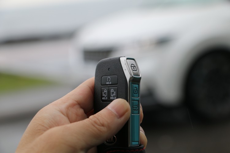 鑰匙除了能夠遙控打開側滑門,也可貼近感應自動開啟,另外也能遙控啟動、關閉引擎。