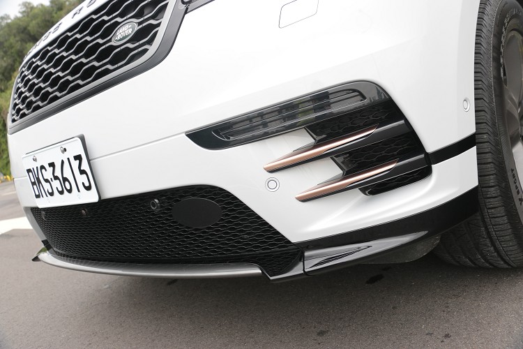 R-Dynamic專屬套件前保桿造型更加運動,刻意使用對比玫瑰金飾條作為點綴。