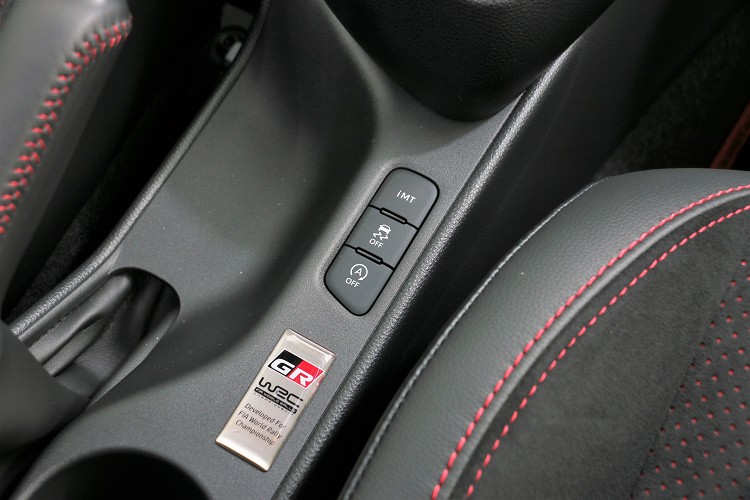 iMT按鈕就是開啟傳統手排黑科技的退檔補油。