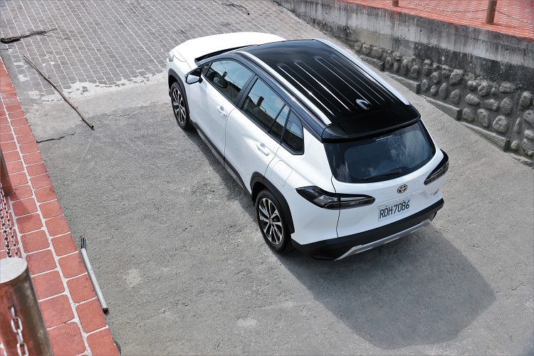 和泰特別為Corolla Cross GR Sport推出四種專屬車色,有白、銀、灰、紅四種都搭配雙色黑車頂。