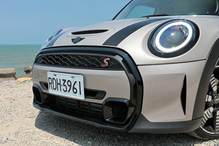 六角型水箱護罩全新進化,首度將車色融入水箱護罩中。