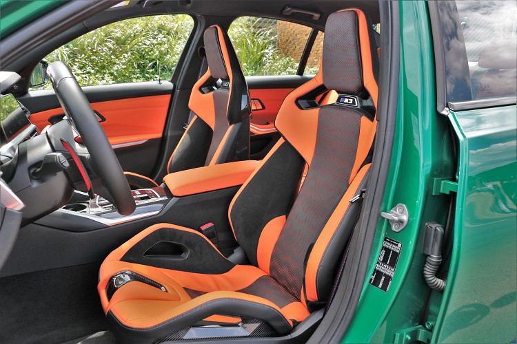 鏤空設計的座椅可輕易安裝四點式安全帶。