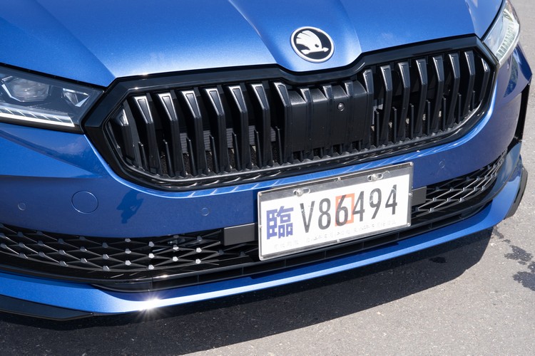 造型做了小調整的全黑化八角形水箱罩