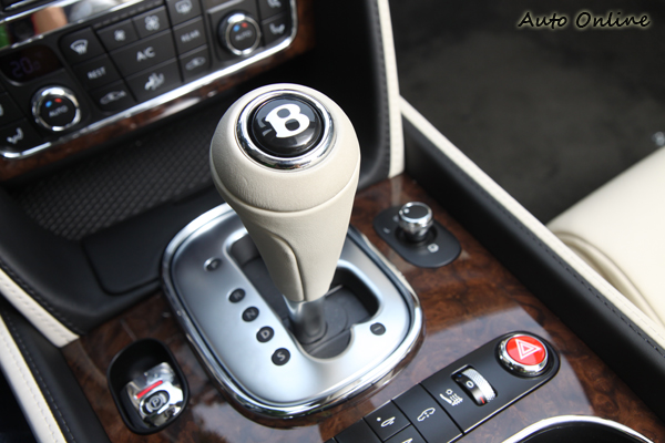 維持前一代的六速手自排變速箱,透過齒比的完美搭配,4.6秒即可完成靜止加速100公里,極速更可達到318km。