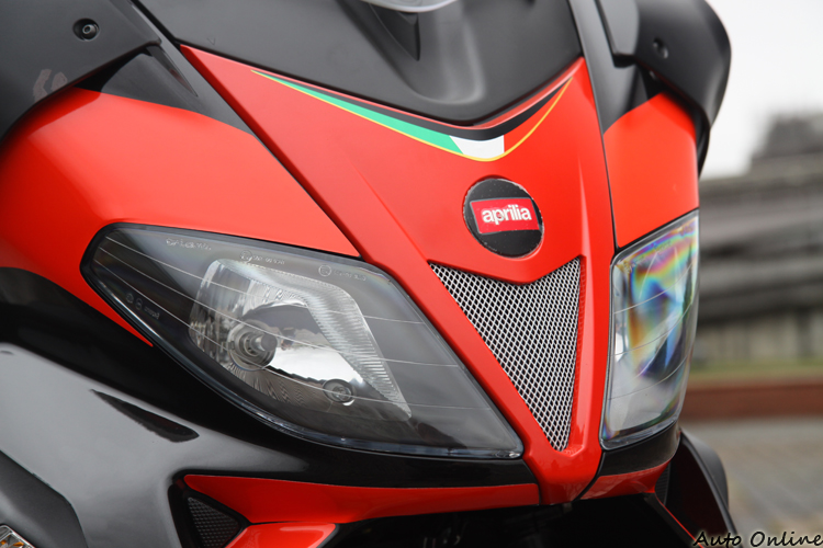 光看燈組的部分是不是相當神似RSV4的身影呢?