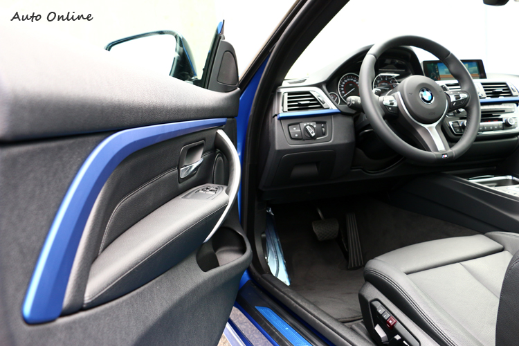 M Sport Package套件內裝飾板以類碳纖維搭配M Power經典藍色。