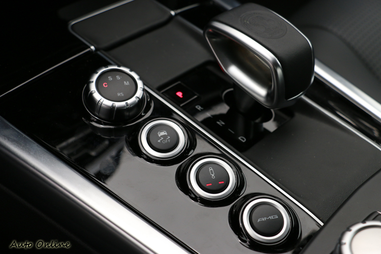 排檔桿置於鞍座上,並有獨立設定的懸吊控制鍵。