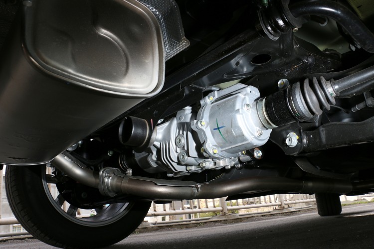 Juke搭配聰明的四輪驅動系統(TVS四輪扭力動態分配系統),電腦會聰明幫駕駛分配內、外側輪的動力,輕度越野難不倒。