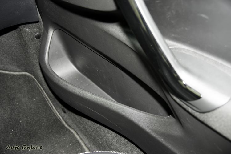 前門置物槽可放進兩瓶850ml飲料瓶。