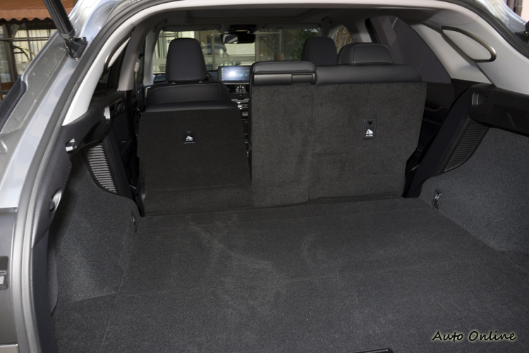 後排座椅電動調整椅背收折輕鬆創造大後方行李空間。