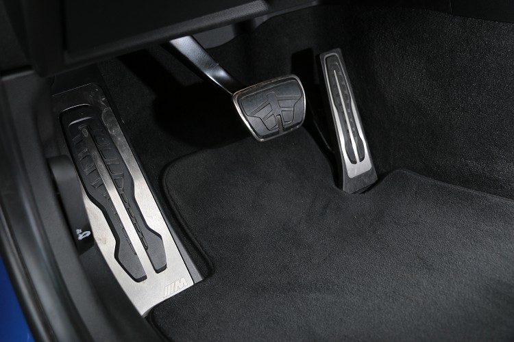 M款駕駛座踏板組增加車內運動氛圍。