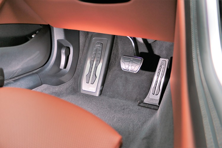 金屬M款踏板增添車內運動氣息。