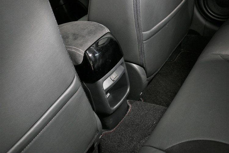 後座空間寬裕可惜沒有冷氣出風口,下方有USB插孔供後座乘客使用。