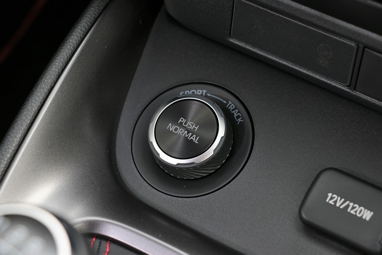 三種行車模式帶來不一樣的前後動力分配比例,從前後60:40、50:50到30:70,帶來很不一樣的駕馭樂趣。