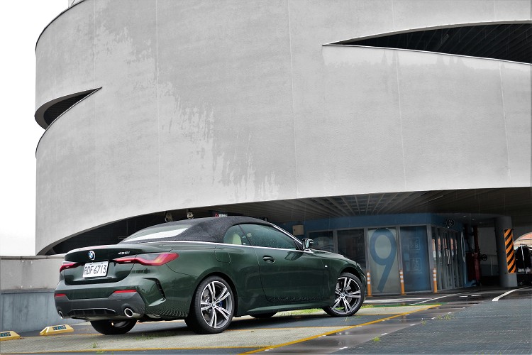 新世代最大變革是將硬頂機構改為軟篷,只要18秒就能享受陽光照射的舒服。