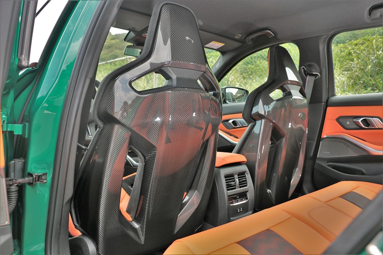 Racing Package套件的碳纖維賽車座椅,較標準的M專屬跑車座椅減輕了9.6公斤。