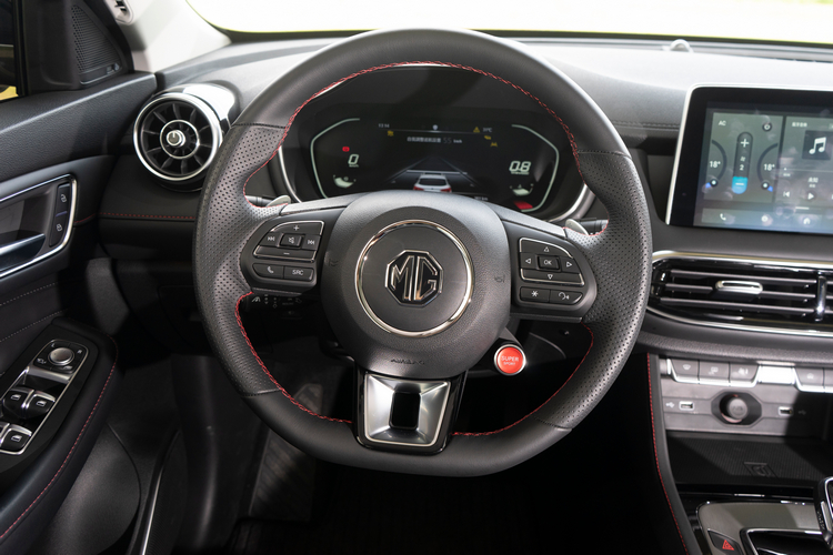 方向盤左方按鈕控制音響、通訊,右方按鈕控制資訊與行車功能操作