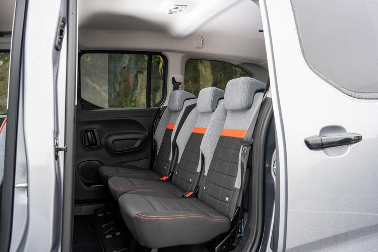 第二排獨立座椅可前後滑移、放倒椅背