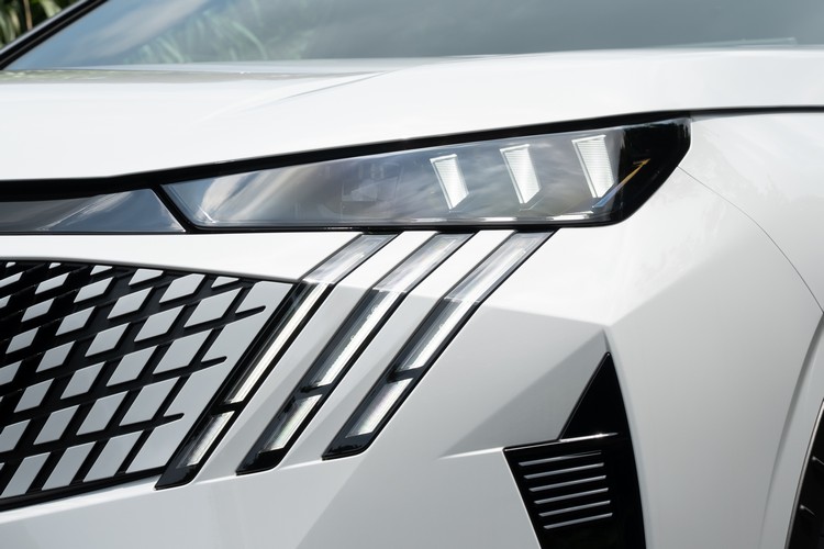 新的頭燈+三爪日行燈造型醒目且具有多項照明輔助功能