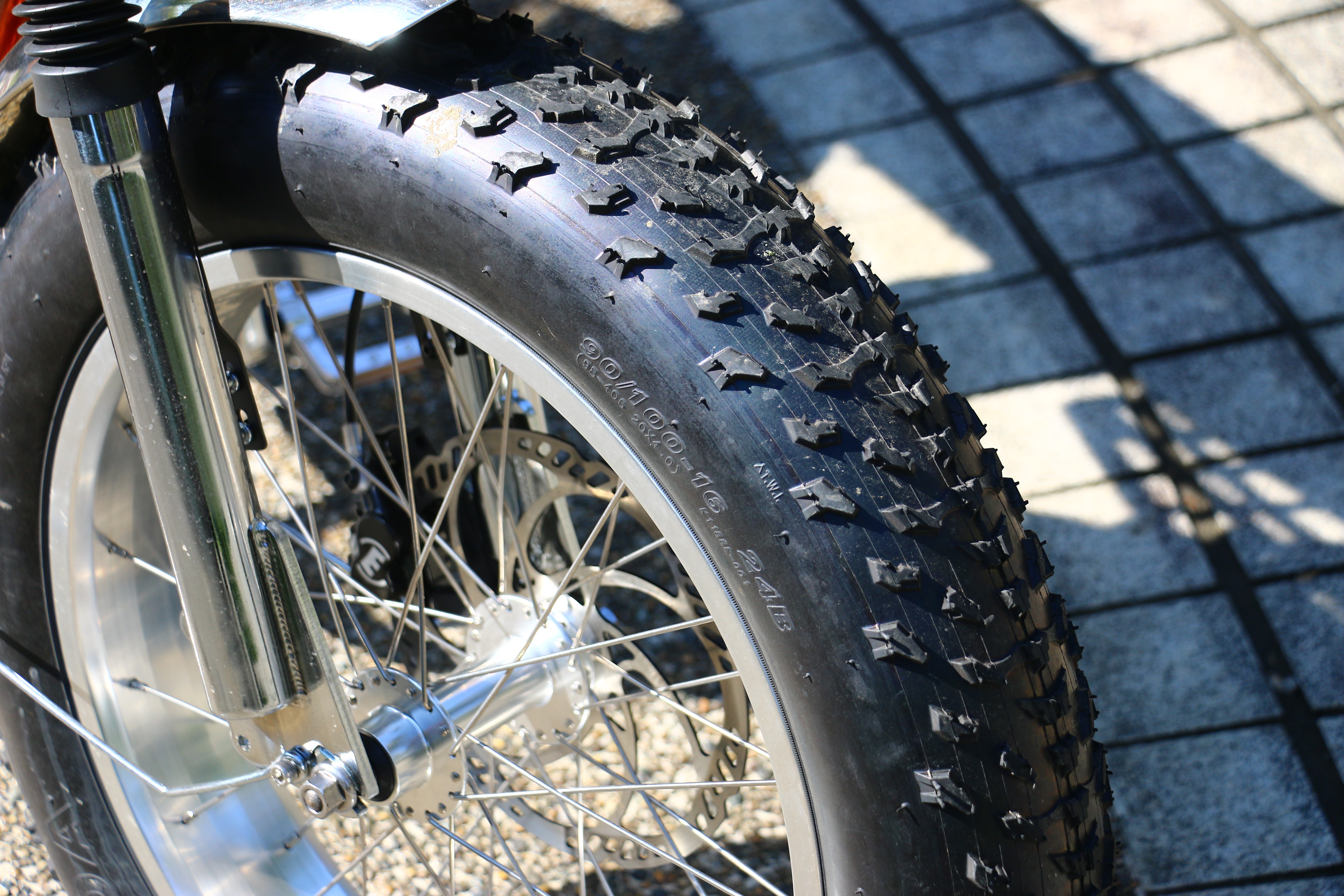 搭配粗到像越野胎的 20×4.0 寬胎，整台車的線條看起來非常硬派。