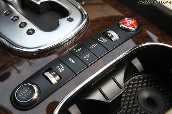 排檔桿後方有引擎啟動按鈕、座椅空調、懸吊模式設定、尾翼升降開關、車高調整控制按鍵。