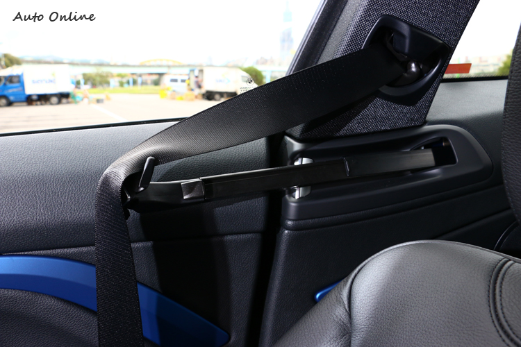 雙門跑車前座駕駛或者乘客,有時會出現拉不到安全帶的窘境,435i有配置自動輔助推送安全帶裝置,相當貼心的設計。