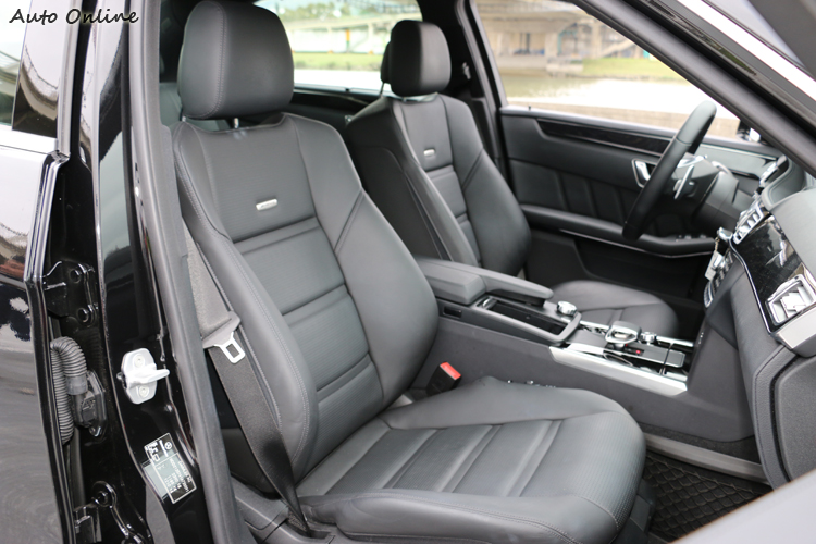 跑車式座椅填充料比一般賓士轎車更紮實,不過一般開車基本上還算舒服。