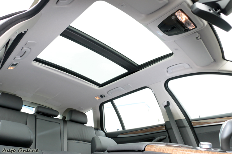 全景天窗是520i Touring標準配備。