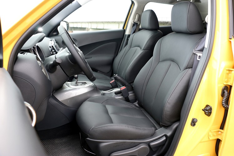 雙前跑車座椅採手動調整方式。