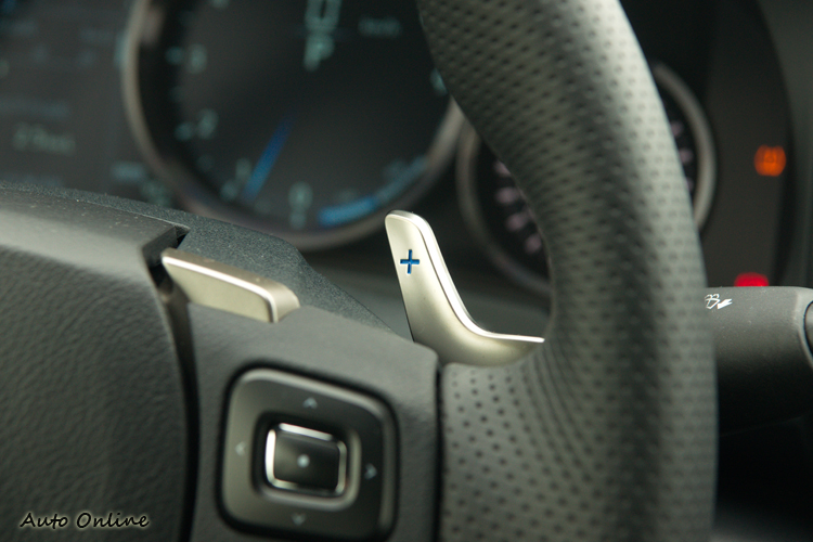 換檔撥片整合於於方向盤上,過彎時操作更直覺。