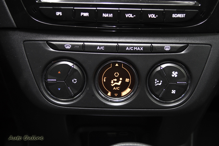 Active車型配附AC Max功能的恆溫空調。