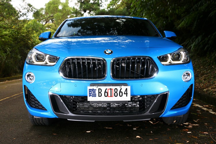 X2 sDrive20i領航版標準配備M Sport風格套件,包含 M Sport空力套件與Dark Shadow全車下護飾板。