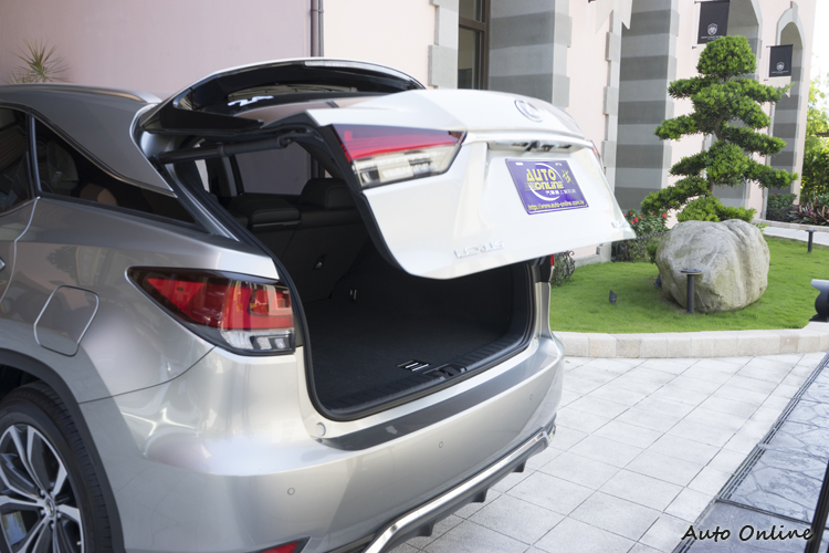 電動尾門加入腳踢感應式功能。