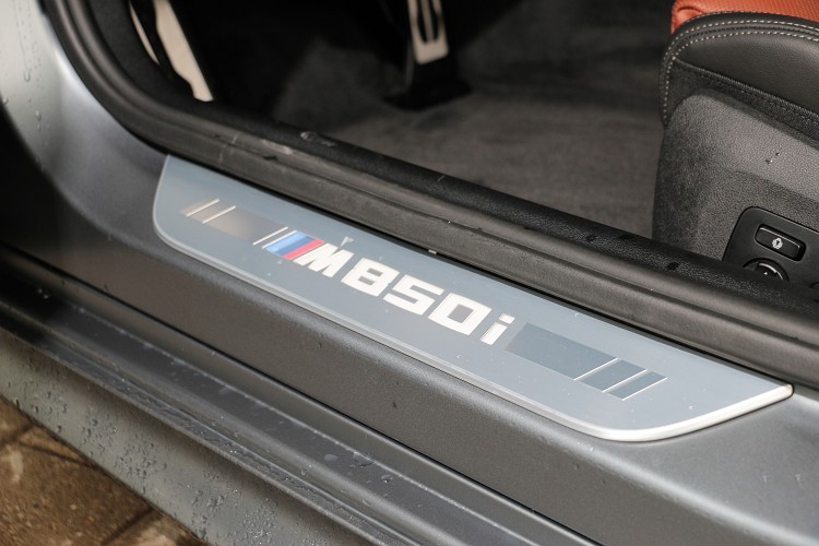 開門就可看到專屬的M850i門檻飾板。