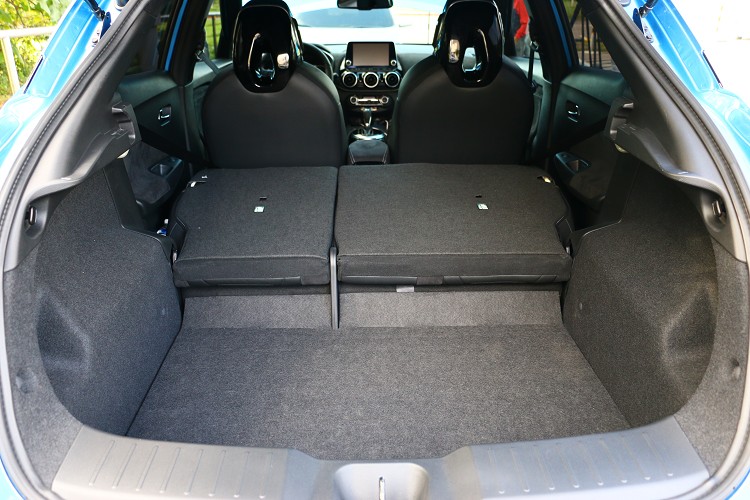 當椅背6/4分離傾倒之後,更能達到1,305公升。