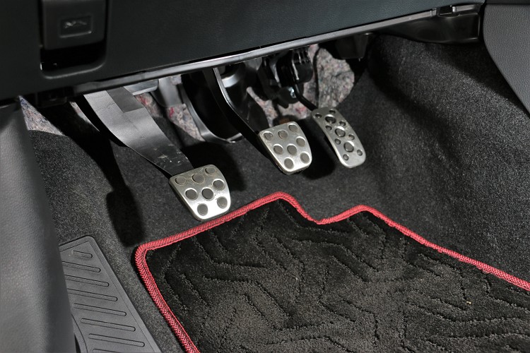 如果不想電腦介入,自行使用跟趾,以油門和煞車踏板的高度,需要點時間適應,因為落差有點大。