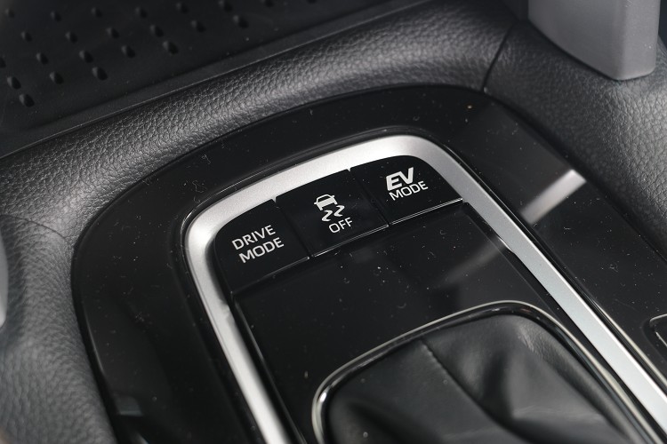 排檔桿前方有行車模式切換按鈕。